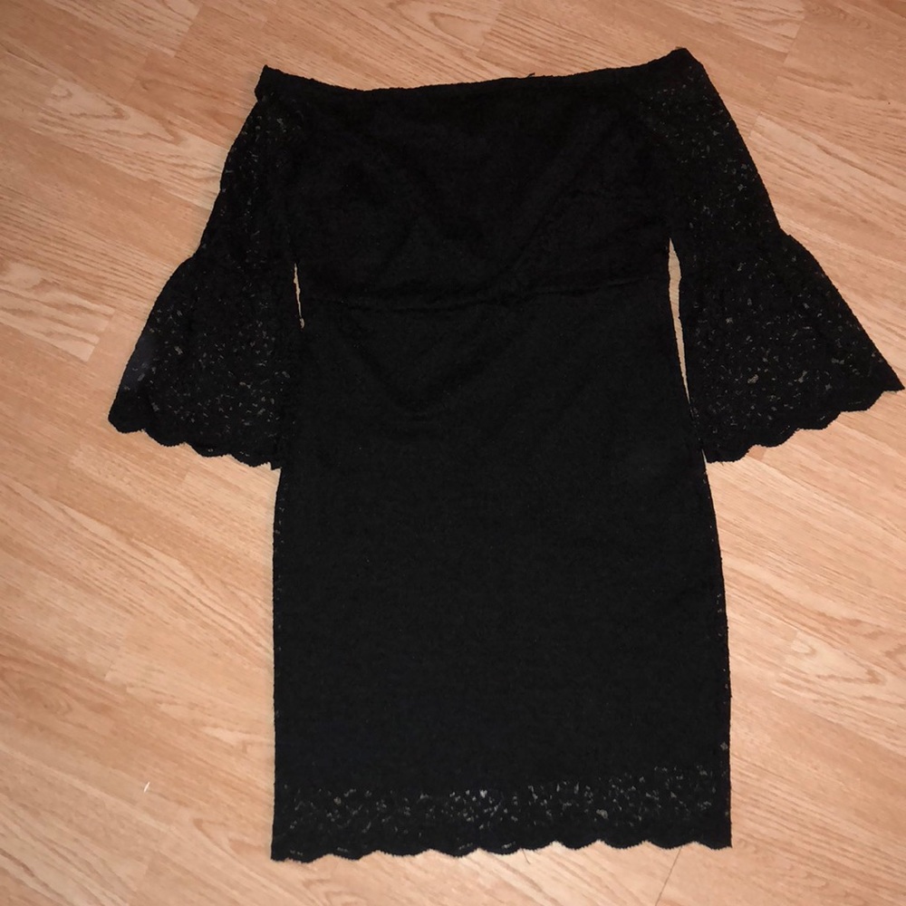 Off shoulder sleeve lace body con dress